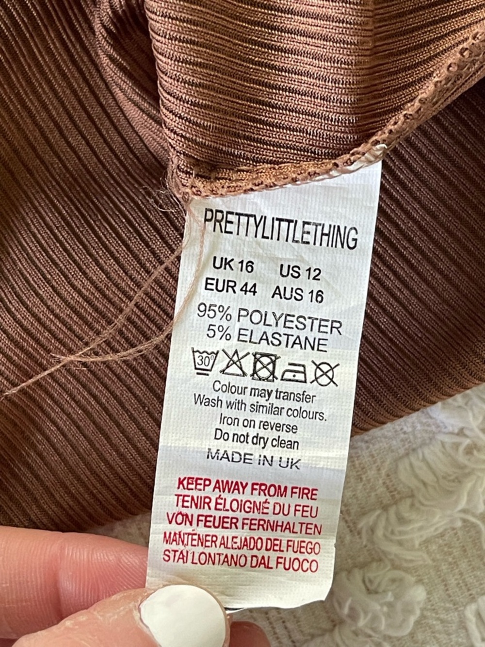 PrettyLittleThing Ribbed Cropped Top - Picture 4 of 6